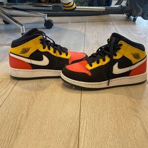 Jordan 1 Mid se black Amarillo